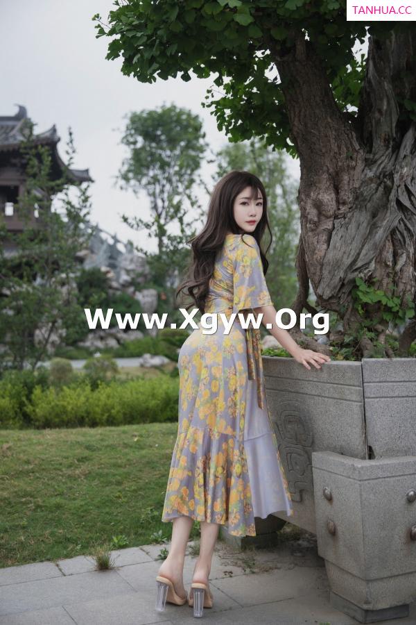   [XiuRen]高清写真图 2023.06.20 No.6949 严利娅Yuliya 长裙美腿第11张图片